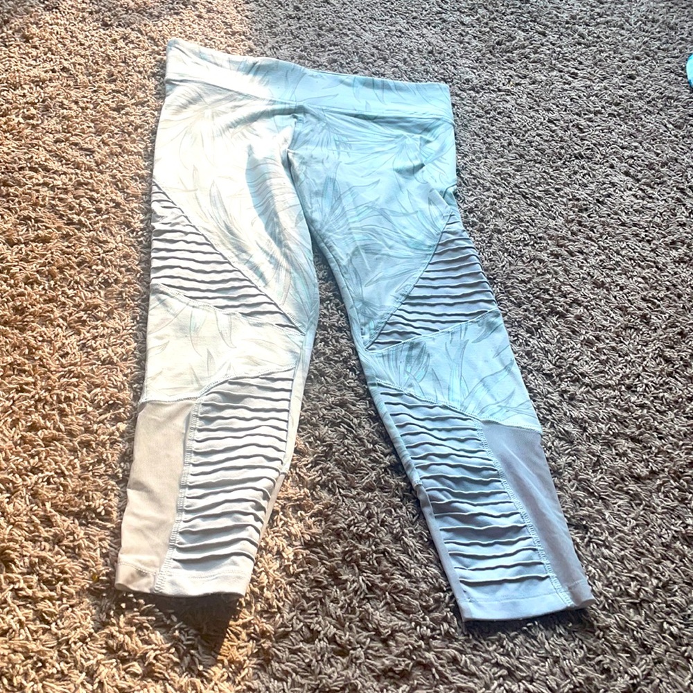 V.S Pink workout leggings. Fits size S